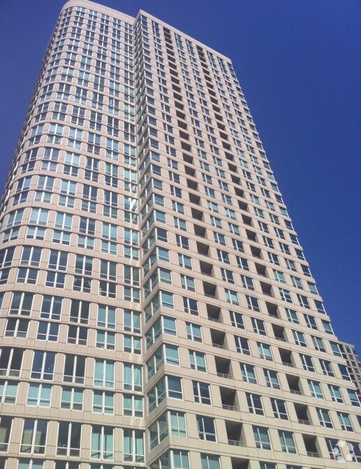Building Photo - 345 N La Salle Dr