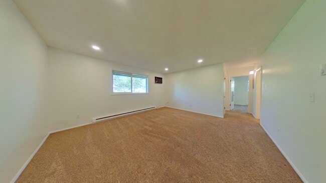 Building Photo - 2 bedroom 1 bathroom apartment in the heart of town!