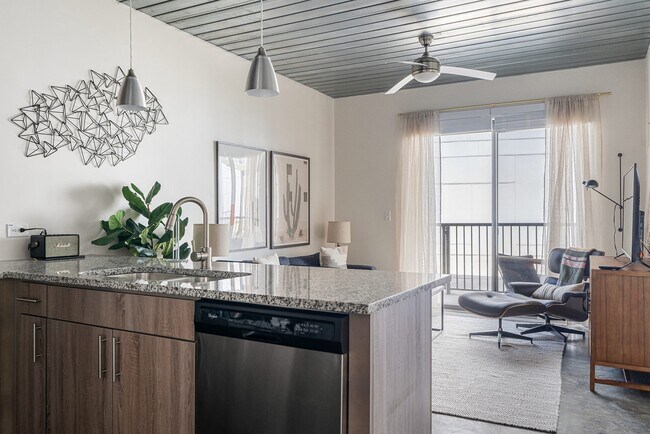 Foto del edificio - Midtown Deal! 50% Fees + $1,000 GC!