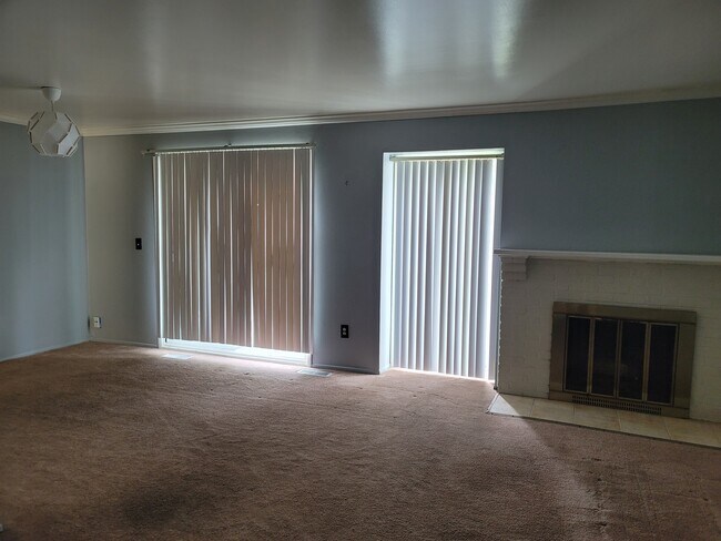 Building Photo - 37665 Charter Oaks Blvd