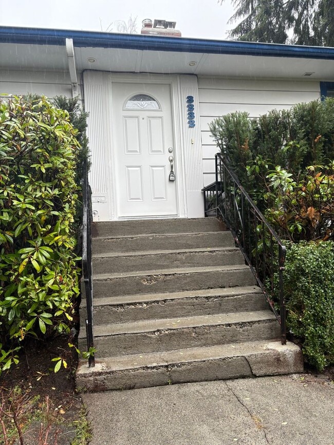 Building Photo - Freshly Painted Large Queen Anne Home! $3495