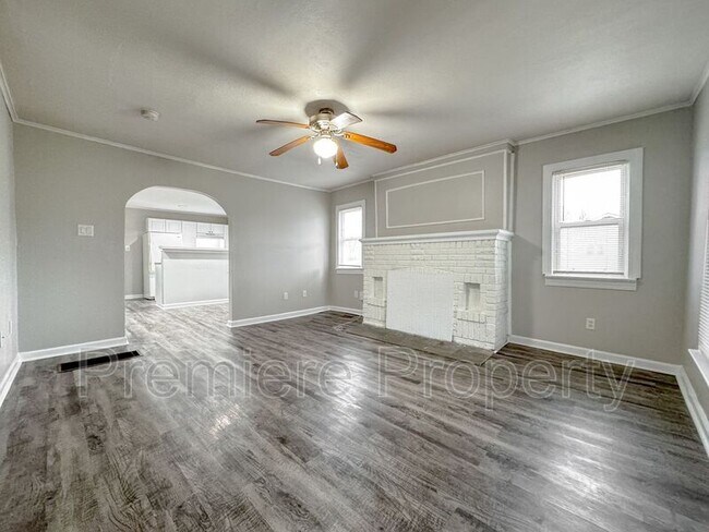 Building Photo - 4418 N Cypress Ave