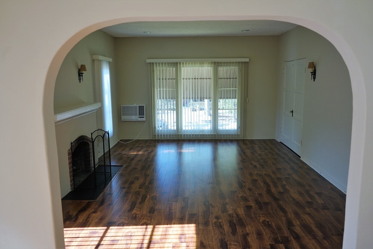 Building Photo - 572 N El Molino Ave