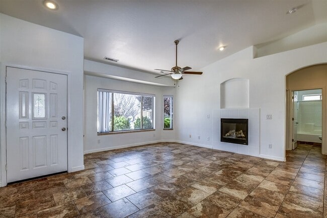 Foto del edificio - 3 bedroom, 2 bathroom home in Granville