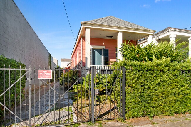 Building Photo - 428 1st St