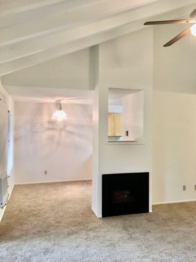 Foto del edificio - Prime Walnut Creek Location! Superb Condo ...