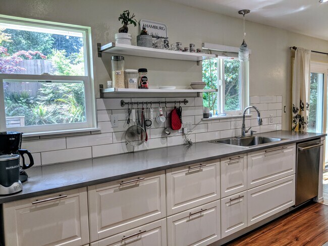 Renovated kitchen, quartz - 12009 ne 83rd st