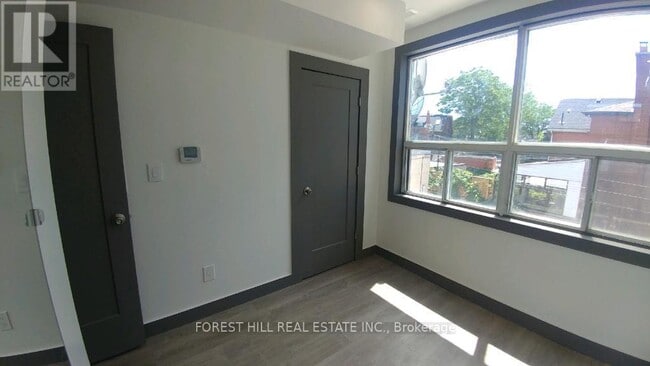Photo du bâtiment - 1213 Dundas St W