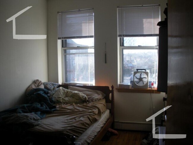 Foto del edificio - Nice, large, sunny 1 bed unit near the Green Line.