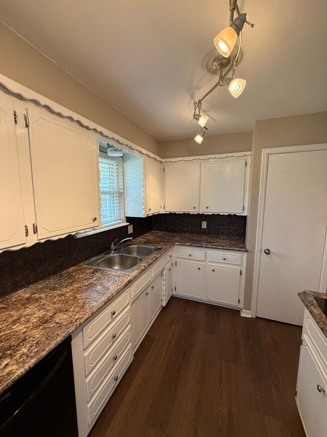 Building Photo - All Brand New! Moore Schools! No carpet! H...