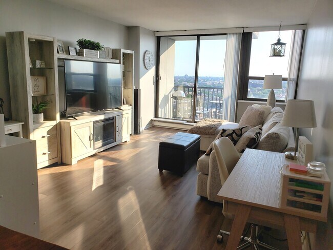 Foto del edificio - 2740 N Pine Grove Ave