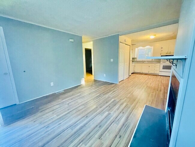 Foto del edificio - 4341 N Sharon Amity Rd