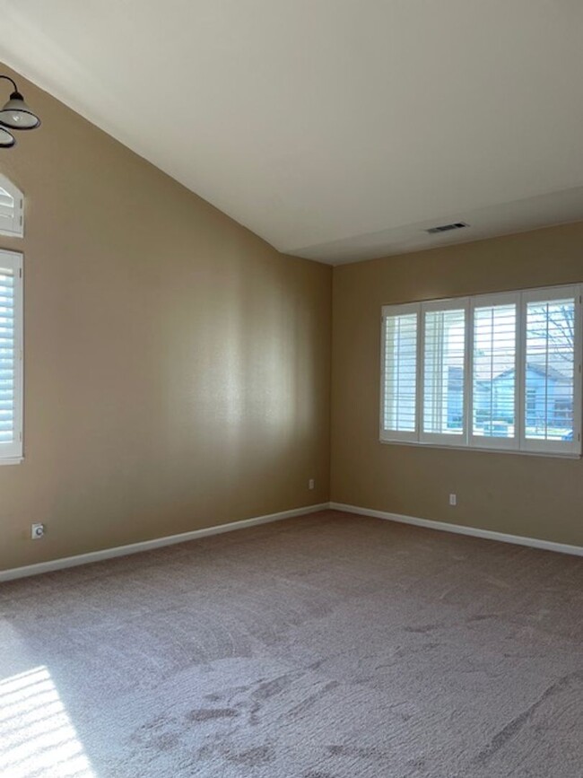 Building Photo - Beautiful 3 Bed / 2 Bath Manteca Home with...