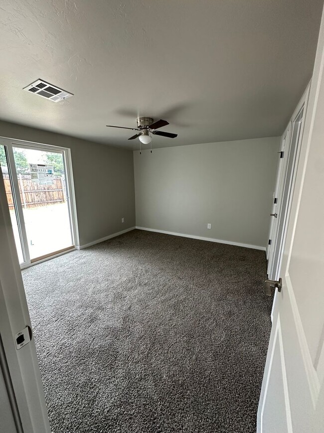 Building Photo - Completely remodeled and updated unit!