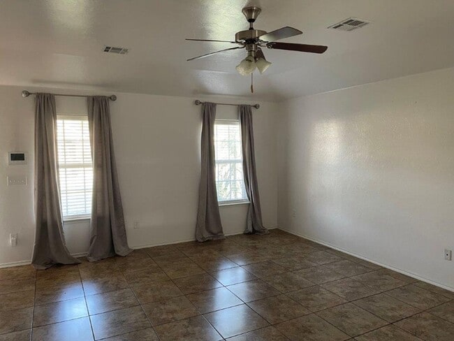 Building Photo - Newcastle Schools, great floor plan and ne...