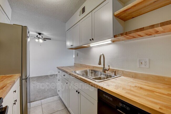 Building Photo - 140 E Highline Cir