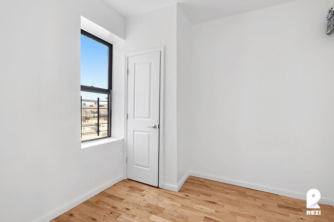 Building Photo - 490 E 189th St