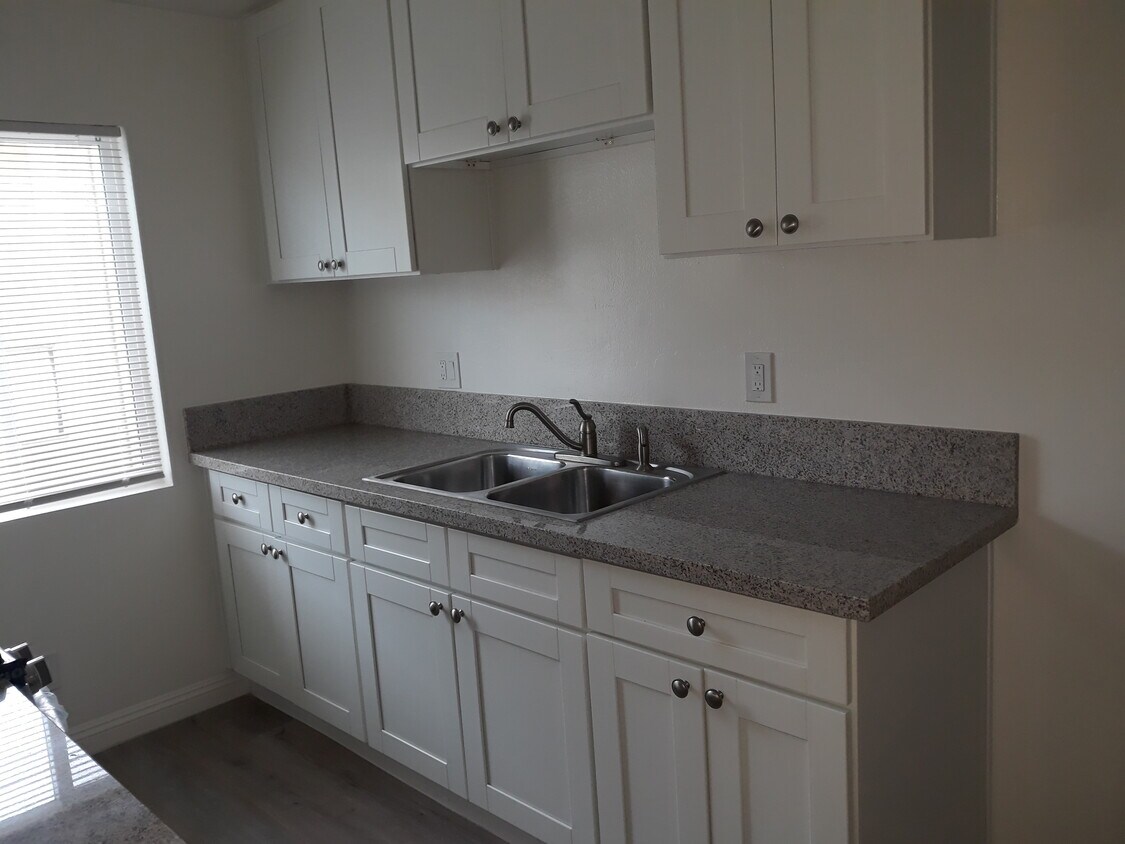 Foto principal - 8555 Independence Ave