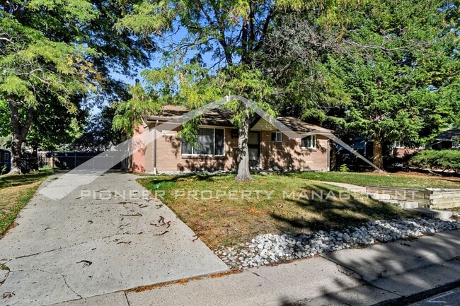 Building Photo - Spacious Home with Washer/Dryer and Fenced Yard