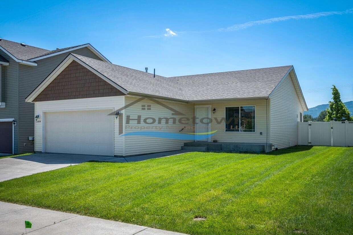 Primary Photo - Beautiful Modern Home with 3 Bedrooms and ...