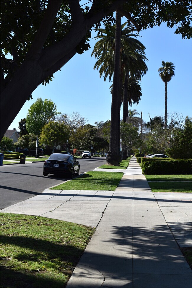Vista de calle residencial - 2330 Malcolm Ave