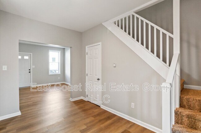 Building Photo - 128 1/2 S Locust St
