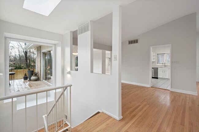 Building Photo - Spectacular Mid-Century Contemporary in Carderock Springs