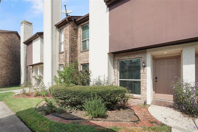 Foto del edificio - 17230 Imperial Valley Dr