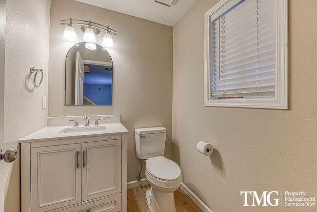 Foto del edificio - Wonderful 2 Story 3 Bed 2.5 Bath Home in Five Corners!