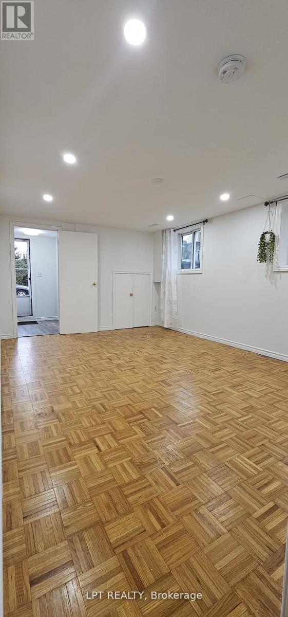 Photo du bâtiment - 382 Pinemeadow Ave