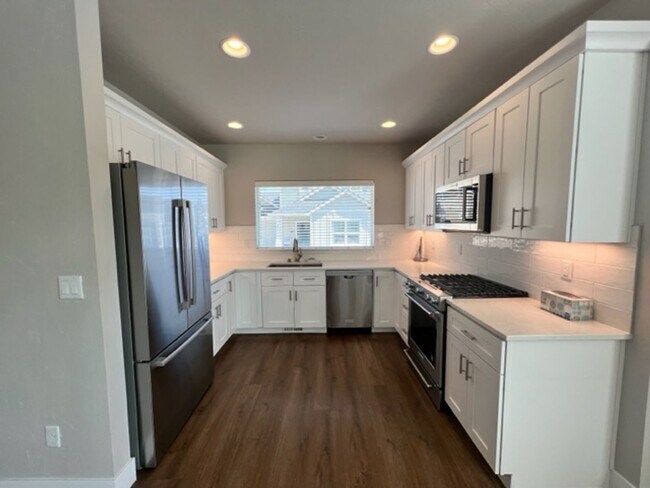 Building Photo - Stylish 3 Bedroom Duplex with Scenic Views and Modern Amenities: Your Perfect Redmond Retreat