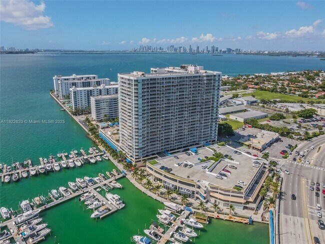 Foto del edificio - 7601 E Treasure Dr