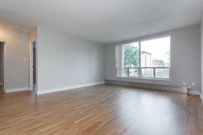 Photo du bâtiment - 2400 Bathurst St