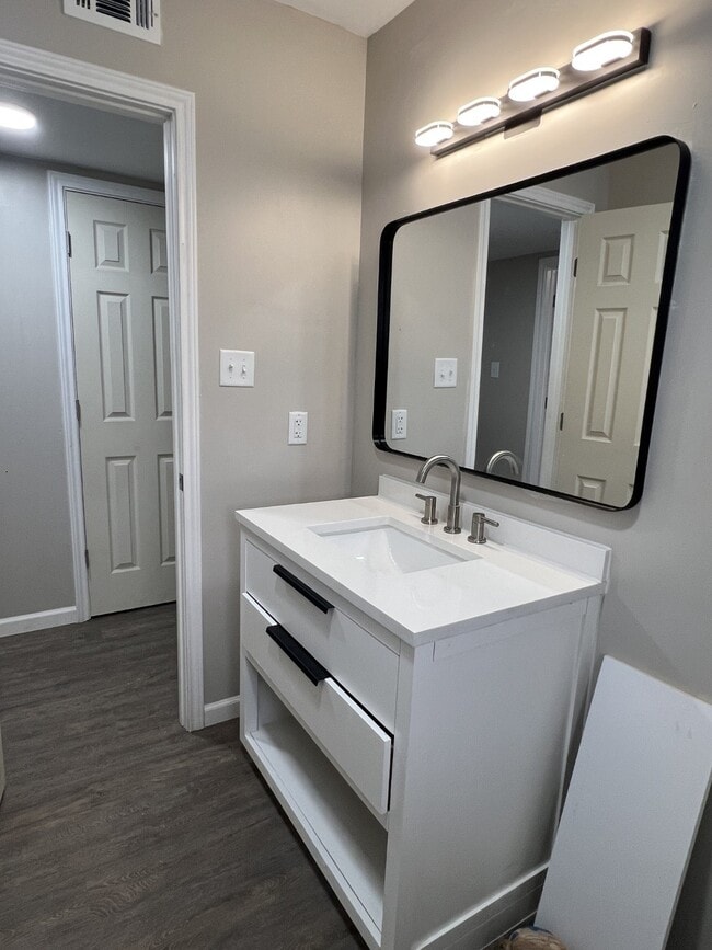 Foto del edificio - 9745 Long Point Rd