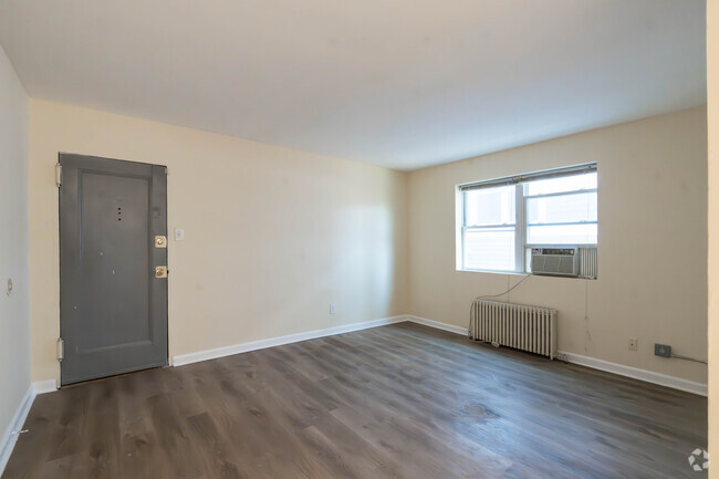 2BR, 1BA - 885SF - 1941 Naylor Rd SE