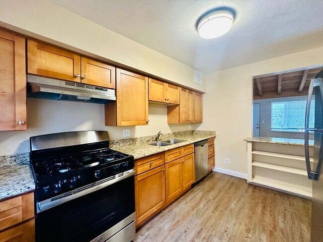 Building Photo - Spacious 2 Bedroom Townhome Style with Vau...