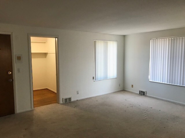 Sala de estar/armario - 2381 Stanhope St