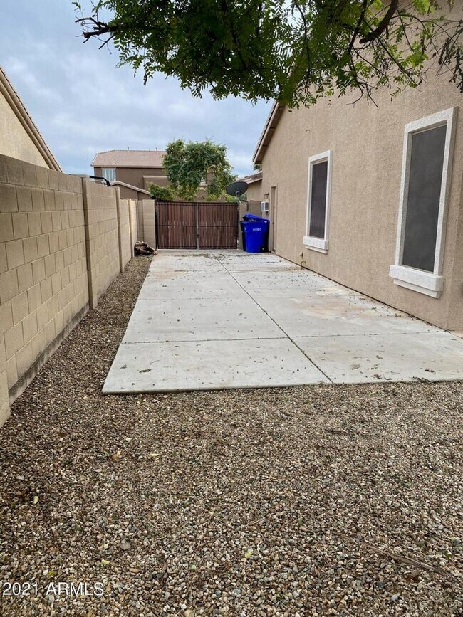 Foto del edificio - Beautiful 4 bedroom/ 2bath all on one story.