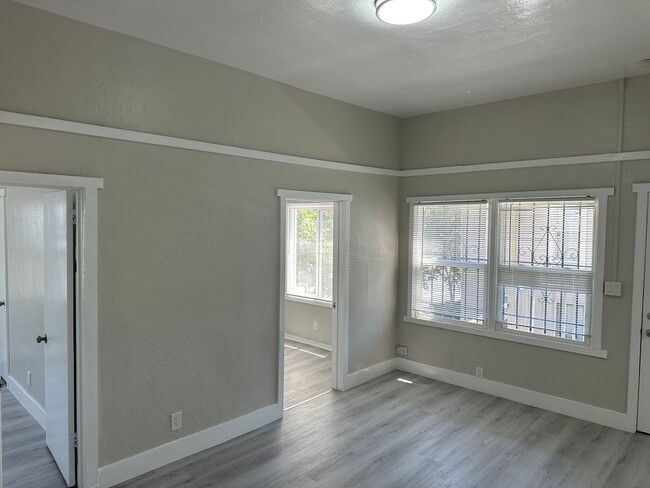 Building Photo - 4bed FULLY REMODELED TOP unit!!!