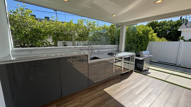 Patio Kitchenette - 5327 Willis Ave