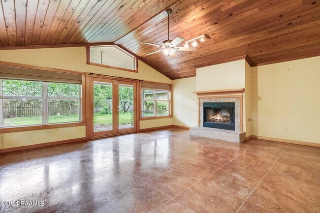 Building Photo - 325 Alice Dr