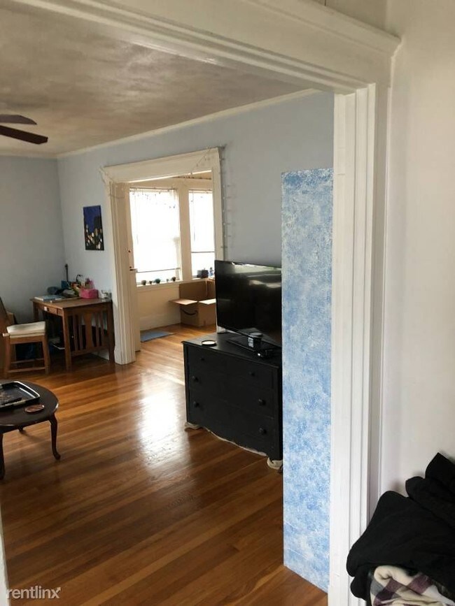Building Photo - 2 br, 1 bath Apartment - 11 Melbourne Ave
