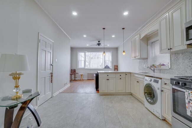 Foto del edificio - 678 LIBERTY Ave