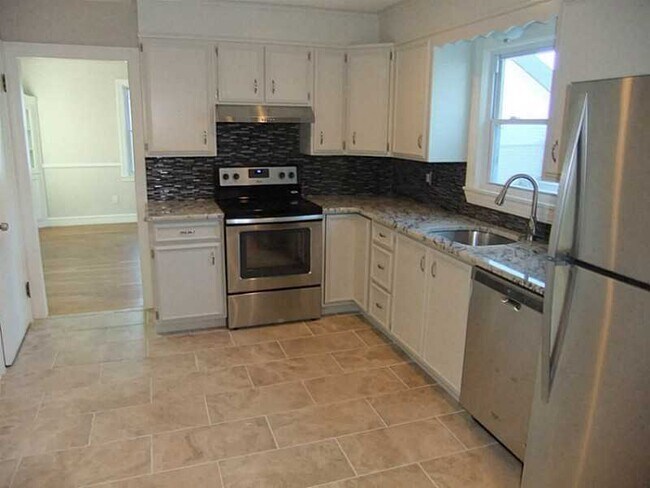Building Photo - 6 Bed Single Family Home Ready for Move In!
