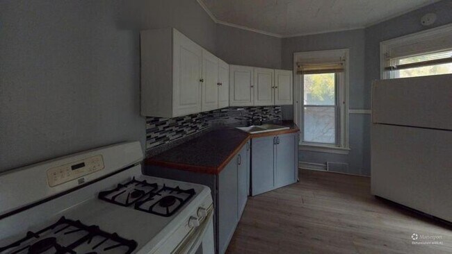 Building Photo - 10 Locust St