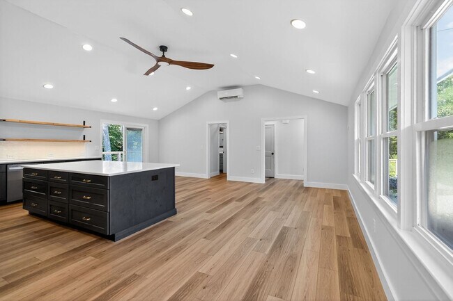 Building Photo - Charming 3BR House in Milton