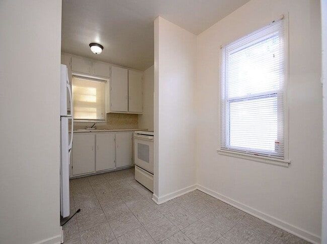 Building Photo - Two Bedroom House Available Now!!
