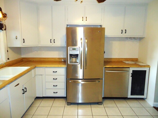 Foto del edificio - 680 White Pine Rd