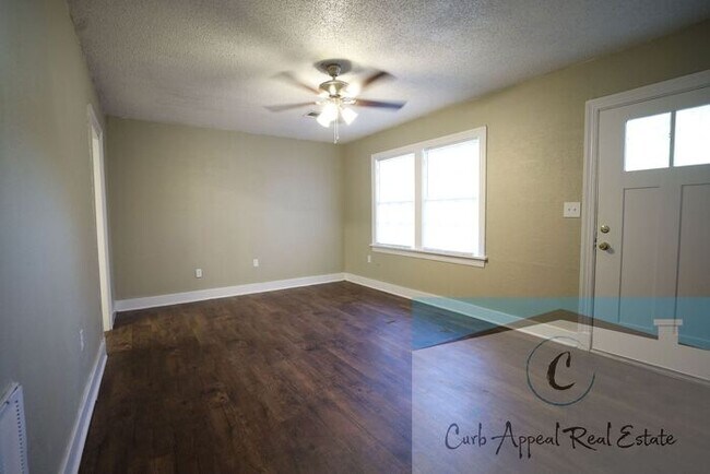 Foto del edificio - Recently renovated 3 bed, 1.5 bath home - back deck, garage, fenced yard!!