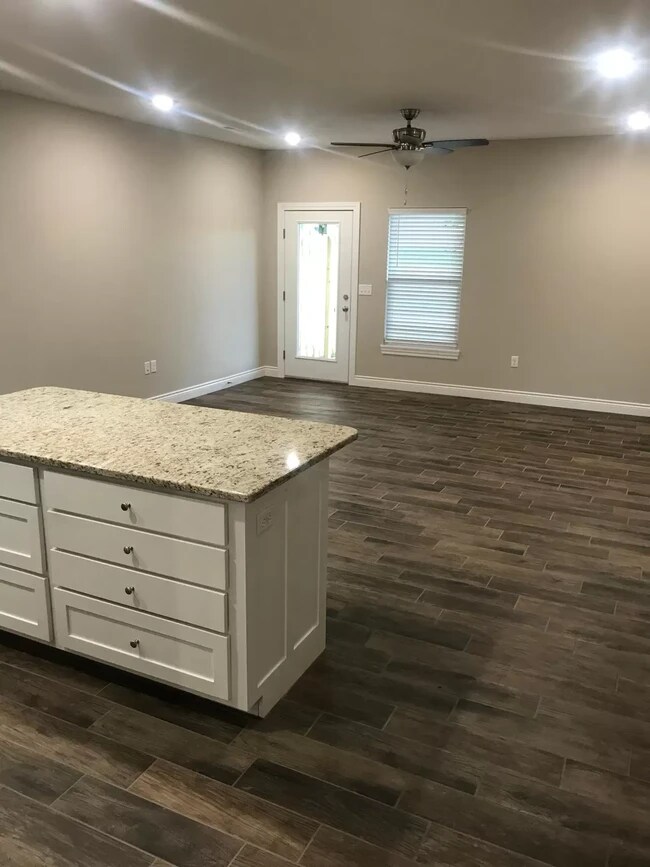 Foto del edificio - 605 Spring Ridge Rd